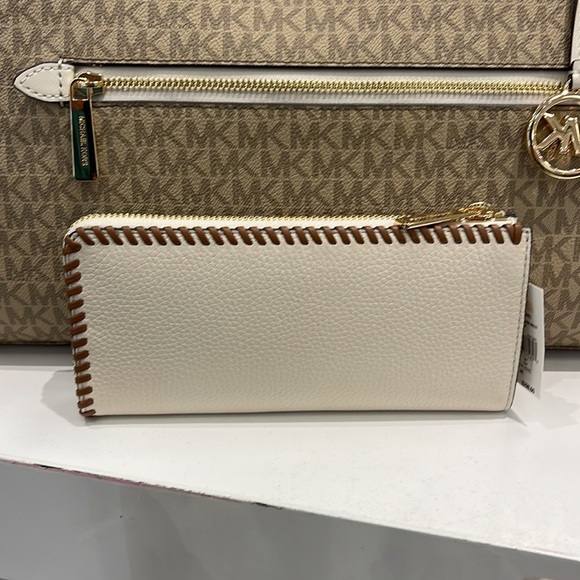 Michael Kors Jet Set Travel Large Pebble Leather Quarter-Zip Wallet
NWT - Picture 16 of 16